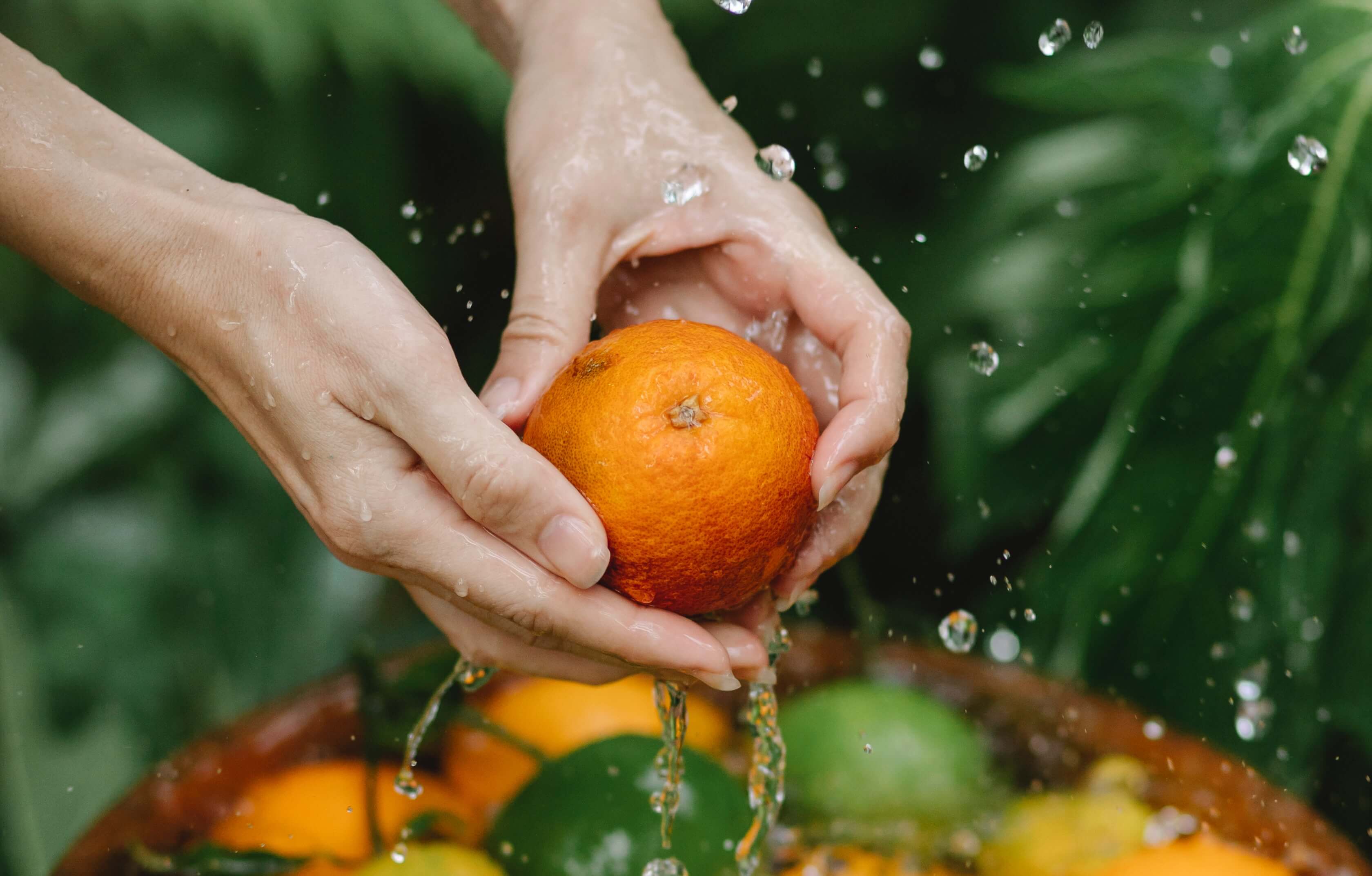 mani-arance-acqua